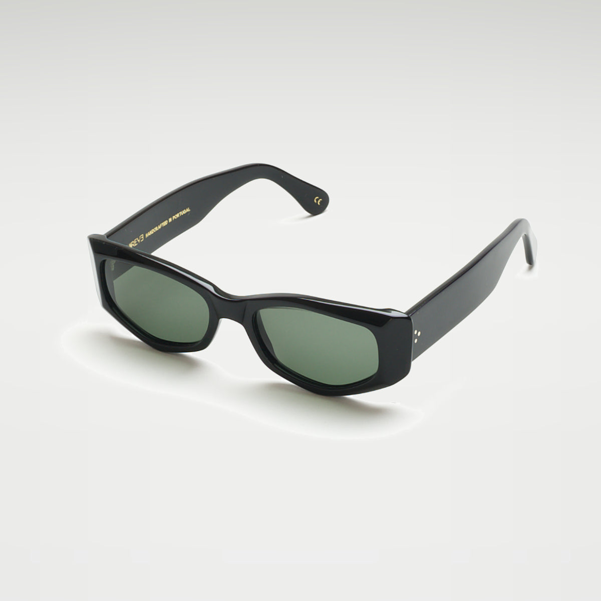 Mireye Mundaka sunglasses in black with green lenses, perspective view.