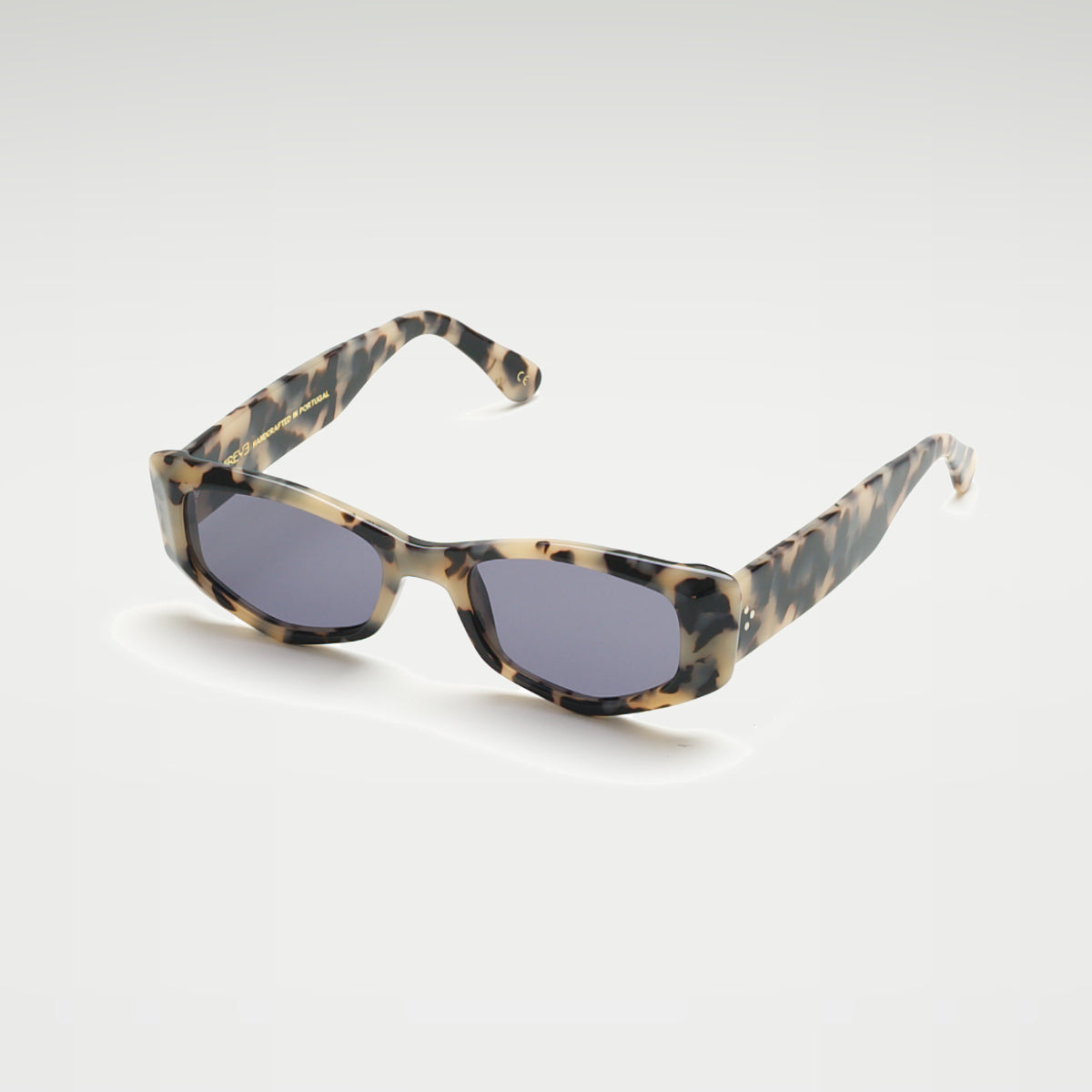 Mireye Mundaka sunglasses in marble, perspective view.