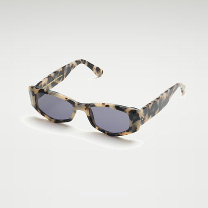 Mireye Mundaka sunglasses in marble, perspective view.