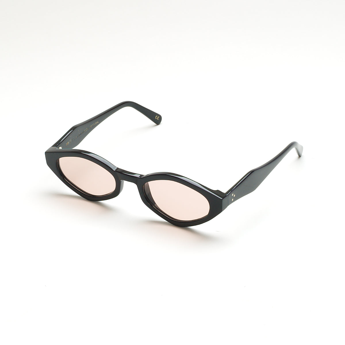 Mireye Wicklow sunglasses in black rose, perspective view.